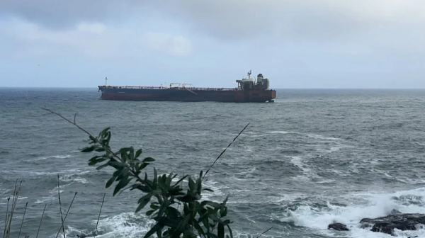 Трима моряци евакуирани от ударения танкер „Кайрос“