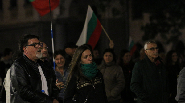 Ден 98:  Площадът не отстъпва от искането за оставки на Борисов и Гешев /видео на живо/