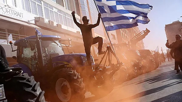 Гръцките фермери вдигат блокадите, продължават протестите в Атина