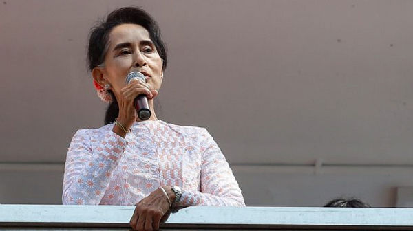 За пръв път след преврата: Появи се арестуваният лидер на Мианмар