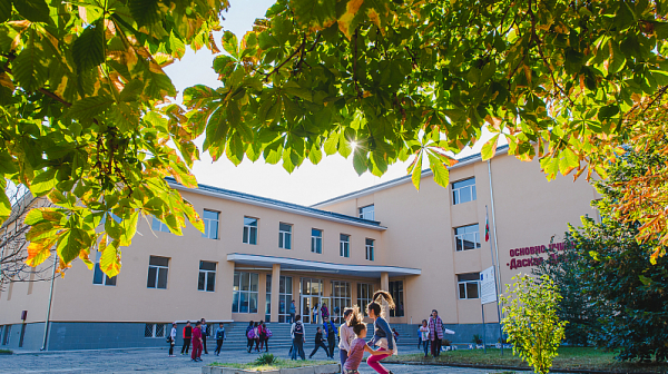 183 ученици от Украйна в български училища получават допълнителни онлайн уроци