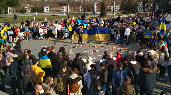 Абсурдността на войната. Една година от инвазията в Украйна през погледа на част от известните личности