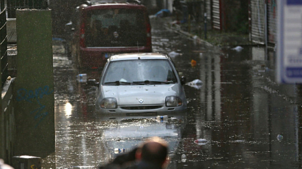 Проливни дъждове наводниха Турция