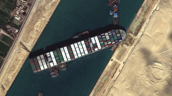 Драмата в Суецкия канал със заседналия контейнеровоз продължава