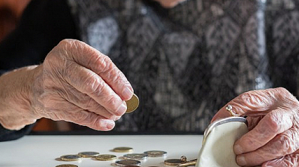 Започва изплащането на пенсиите за август