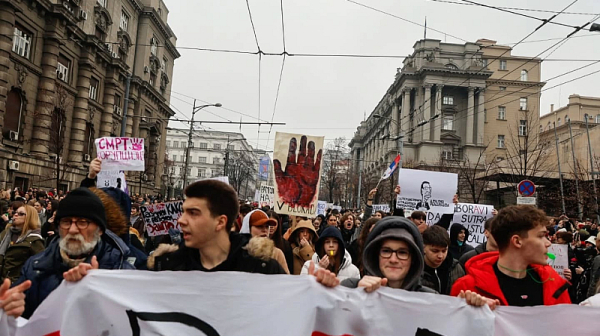 Протестите срещу Вучич продължават: Отново кола се вряза в протестиращите, ранена е млада жена