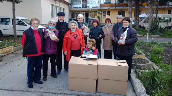 Социалистите от Велико Търново дариха на възрастни и Руската църква в старата столица в „Солидарен Великден“
