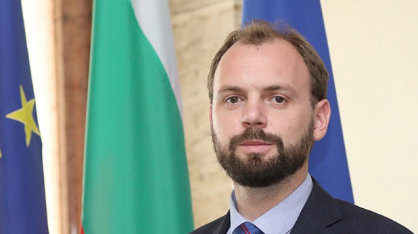 Освободеният като съветник на министъра на отбраната Мустафа Емин, заплашен с изключване от ”Да, България”