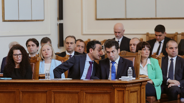 Вот на недоверие: Парламентът обсъжда съдбата на кабинета „Петков” /на живо/