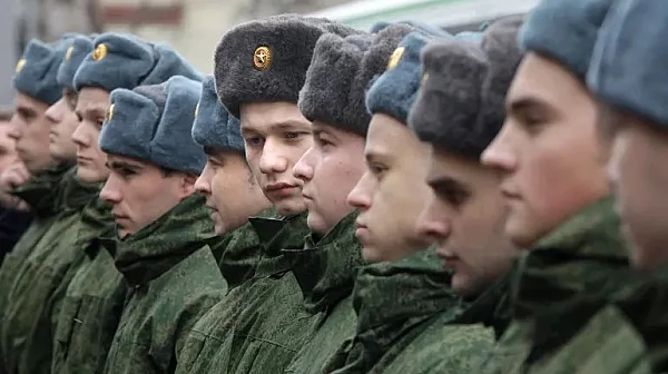 Русия принуждава работодателите да изпращат по двама работници на фронта