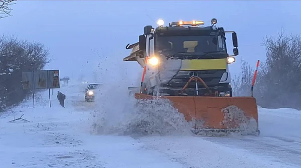 Зимните условия затрудняват трафика, въведени са ограничения за тежкотоварни автомобили