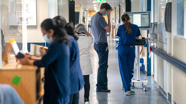 Британската здравна система се задъхва заради супергрипа