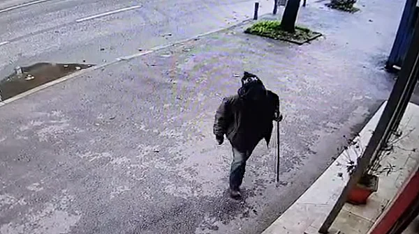 Арестуваха вандала, атакувал посолството ни в Скопие