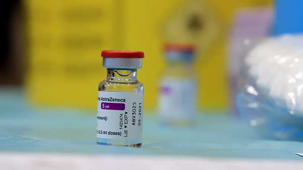 Европейски страни спират ваксинирането с „АстраЗенека“, за здравните власти у нас проблеми няма