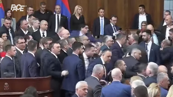 Сблъсъци в сръбския парламент срещу президента Вучич заради Косово /видео/