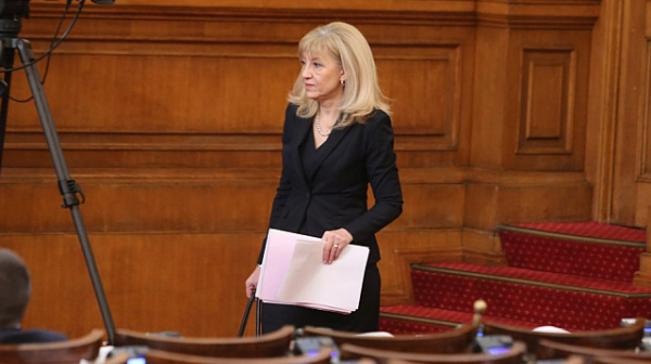 Министър Аврамова: Играете си със страховете на хората
