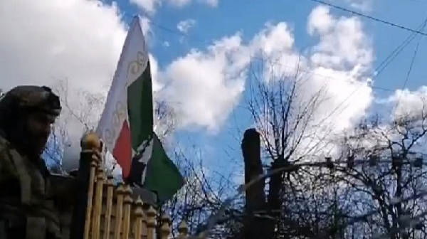 Чеченски бойци окачиха свой флаг върху сграда в Украйна