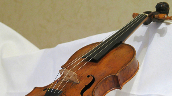 Върнаха изгубена цигулка на 310 години