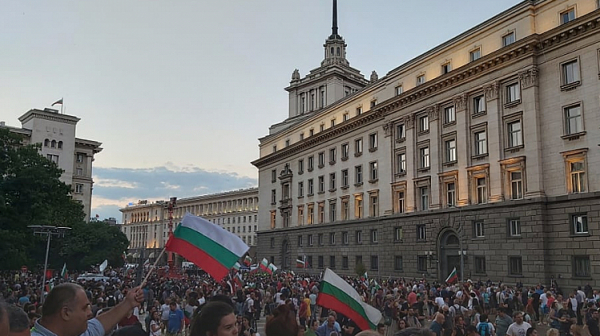 Ден 64: 150 000 души скандират ”Оставка” на площад ”Независимост” /видео/