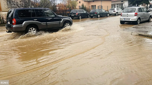 Обстановката около Сандански се влошава, аварийни екипи работят цяла нощ