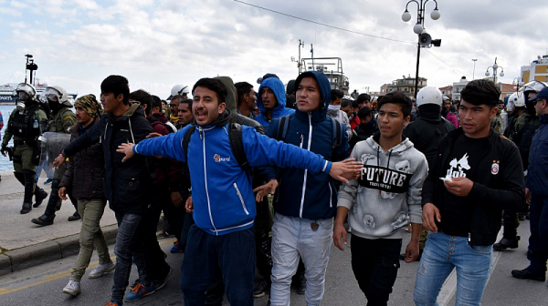 Хиляди мигранти се опитват да влязат в Гърция, очаква се ескалация на напрежението