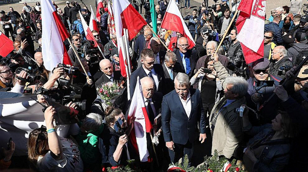 Активисти попречиха на посланика на Русия в Полша да положи цветя пред съветския мемориал във Варшава