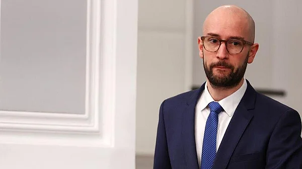 Финансовият министър настоява ведомствата да вдигнат заплатите с 5%