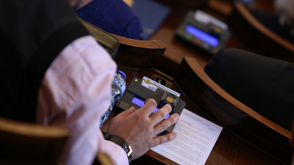 С предизборни декларации от трибуната приключва 48-мия парламент