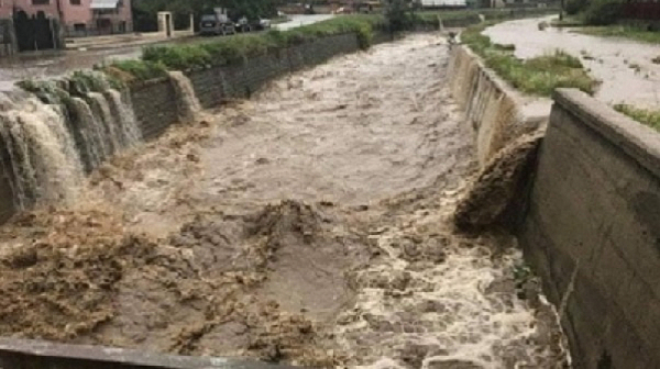 Нивата на реките се повишават. МОСВ предупреждават за опасност от сериозни наводнения