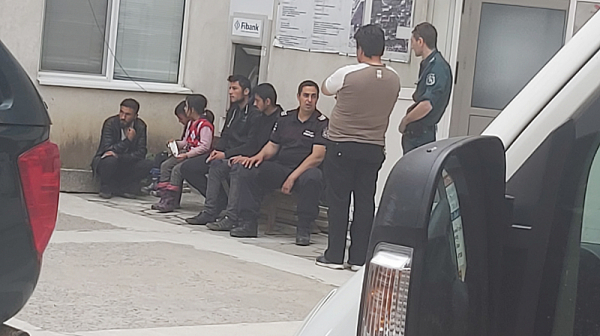 Хванаха група от 60 мигранти край АМ „Тракия“