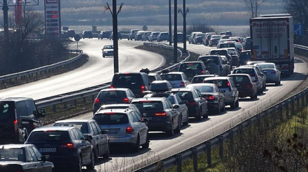 Над 50 хиляди автомобила се връщат в София след дългия уикенд