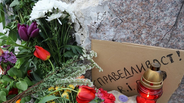 Призиви за справедливост, цветя и свещи в памет на Милен Цветков