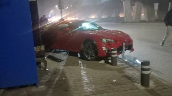 Кола се вряза в автобусна спирка на бул. „Ломско шосе“ в София