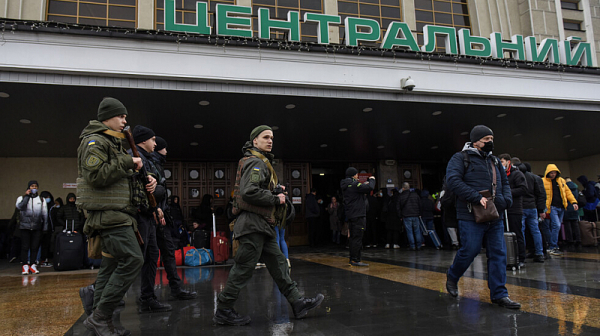 Руската армия твърди, че е блокирала западната част на Киев. Обещава да не стреля по цивилни