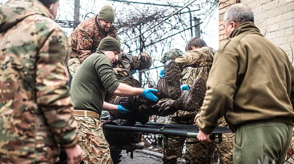 Киев репатрирa телата на 77 загинали украински войници. Свързана ли е процедурата с катастрофата на руския самолет?