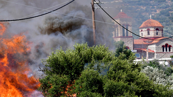 Заради пожарите и екстремните горещини: Обявиха извънредно положение на остров Родос