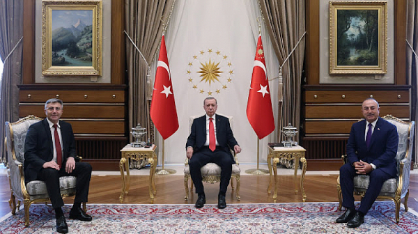 На фона на предстоящи избори: Карадайъ на крака при Ердоган на закрита среща