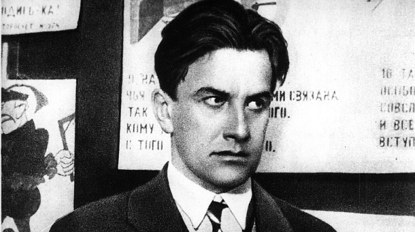 „Войната е вятърът от смрад на трупове“. Стихотворение на Маяковски е глобено за „дискредитиране“ на армията