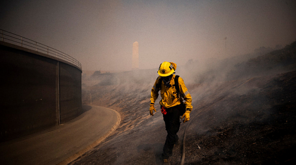 Огнеборците в Калифорния все още се борят с огромния горски пожар