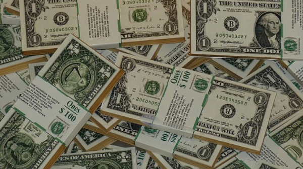 Доларът поскъпна до най-високи нива от близо 20 години насам