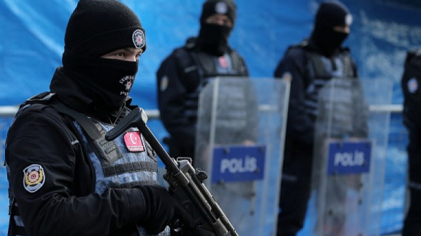 Девет полицаи са ранени при експлозия на кола-бомба в турския Диарбекир