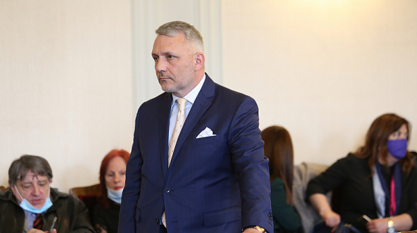 Хаджигенов: Изявлението на Слави е забавно, но няма правна стойност