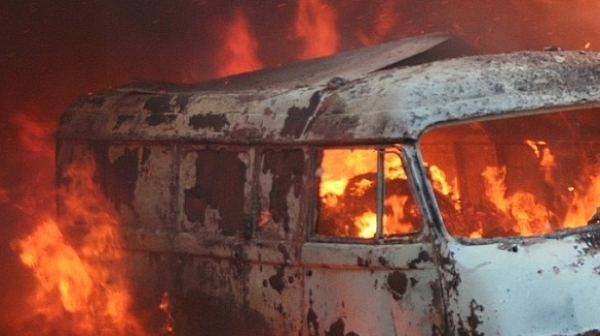 Пожар изпепели автобуси и микробуси на паркинг край Костинброд