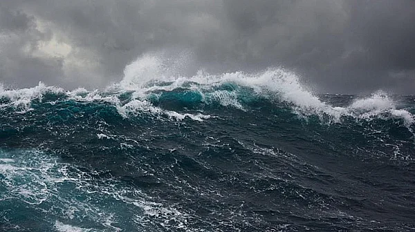 Оранжев код за бурно море: Риск след трагедията край Маслен нос