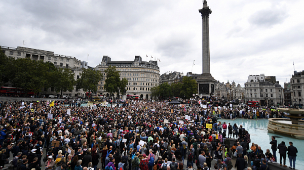Хиляди се събраха на протест в Лондон срещу мерките за COVID-19