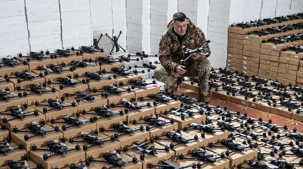 Как Украйна компенсира „гладуването за снаряди“ с „армия от дронове“.