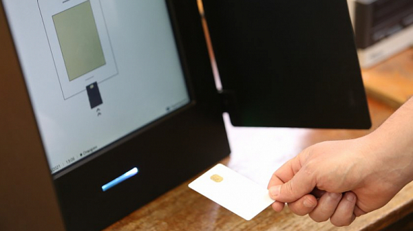 „Дневникът е подправен“: Машина за гласуване не е сработила в секция във Варна, минават на хартия