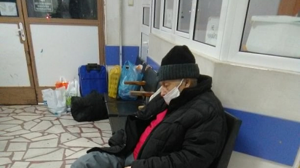 Болен дядо чака 14 часа пред спешното на плевенската болница, за да го прегледа пулмолог