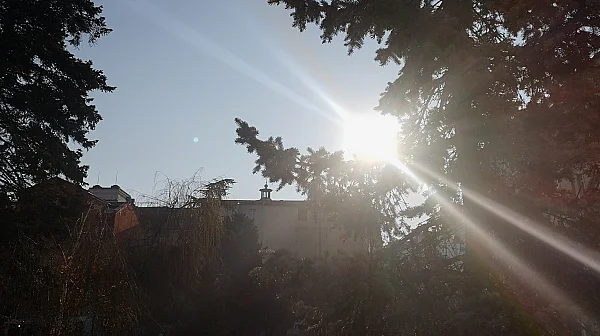 Топло и слънчево време в петък