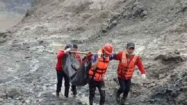 Ужасът в Мианмар: Затрупани от кал миньори крещят за помощ